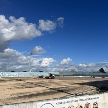 Relvado sintético no estádio D. Manuel de Mello cada vez mais próximo da realidade