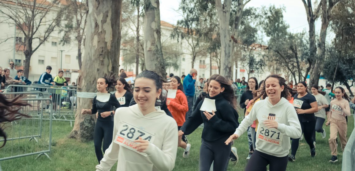 Mais de 400 atletas participam no corta mato escolar em Almeirim (c/fotos)