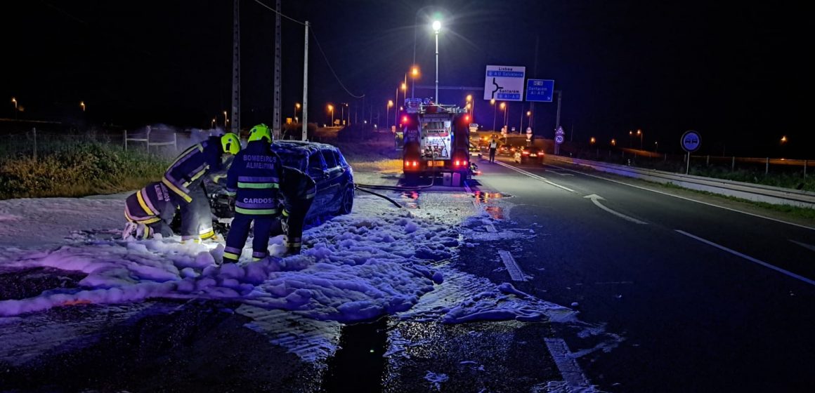 Carro totalmente consumido pelas chamas à entrada de Almeirim