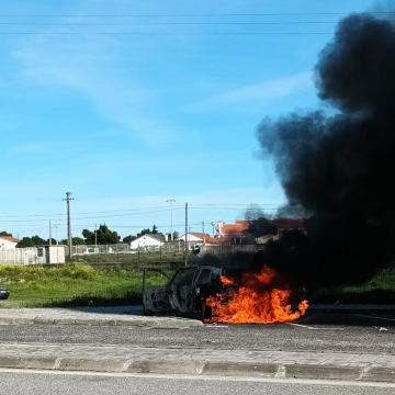 Carro totalmente consumido pelas chamas nas portagens de Santarém