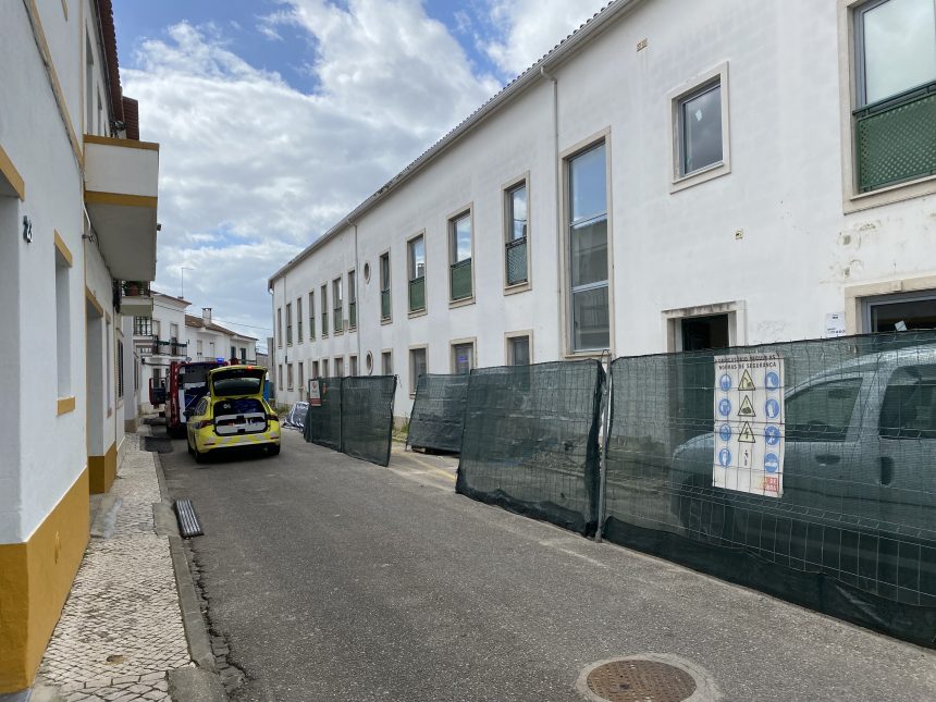 Trabalhador da construção civil ferido com gravidade em queda num poço de elevador 