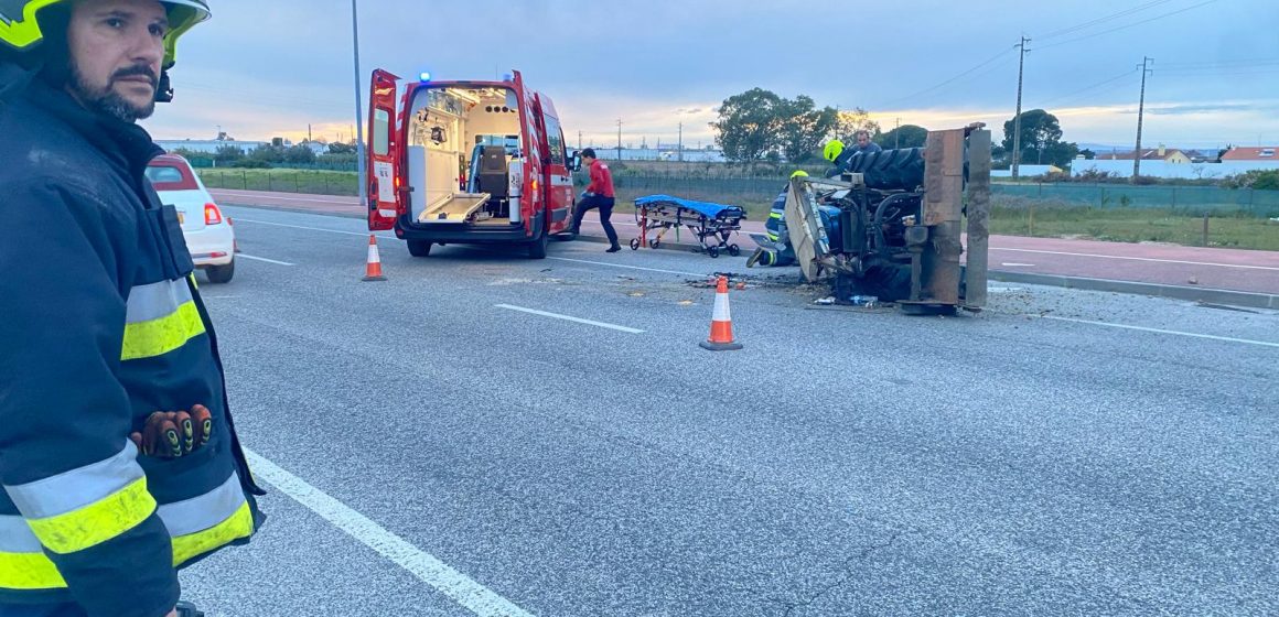 Capotamento de trator provoca um ferido grave na Circular Urbana de Almeirim