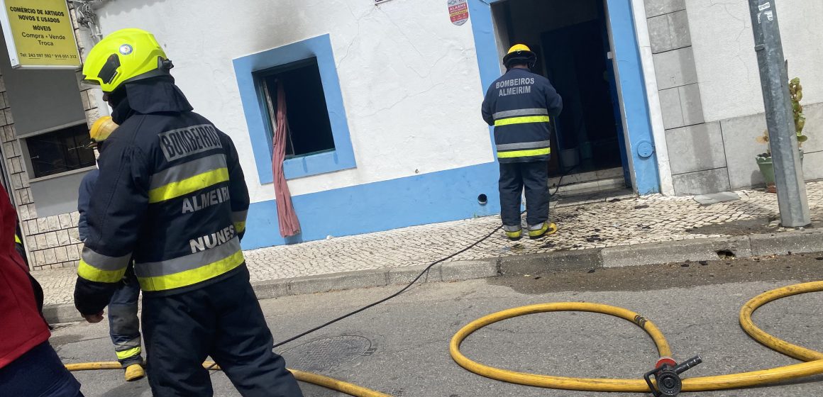 Incêndio deflagra em habitação em Almeirim