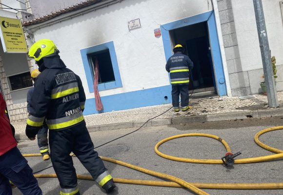 Incêndio deflagra em habitação em Almeirim