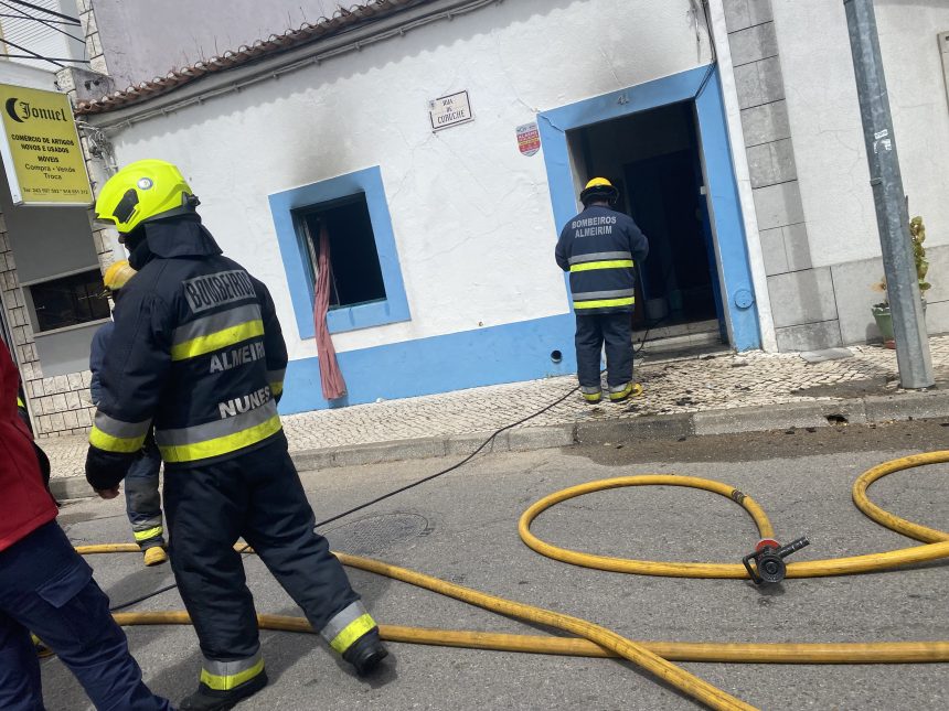 Incêndio deflagra em habitação em Almeirim