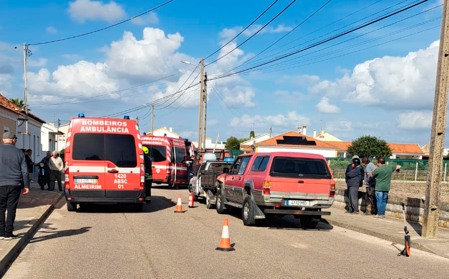 Quatro feridos, dois deles crianças, em colisão com três viaturas em Fazendas de Almeirim