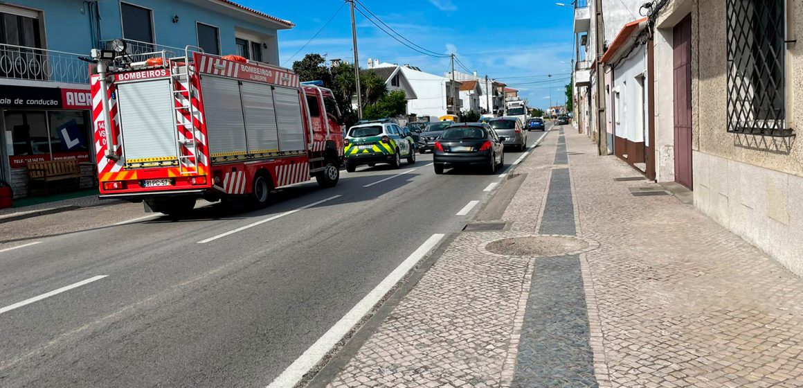 Colisão entre moto e ligeiro de passageiros provoca um ferido em Almeirim