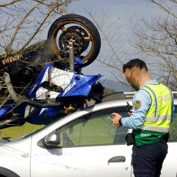 Motociclista ferido com gravidade em colisão na EN118