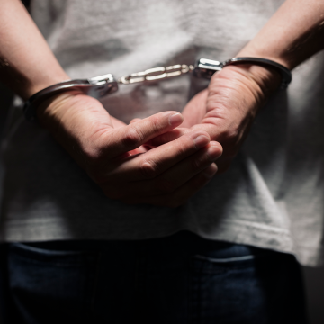 Homem de 56 anos detido em flagrante por violência doméstica após filho alertar polícia