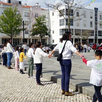Proabraçar organizou Cordão Humano em homenagem às crianças em Almeirim (c/fotos)