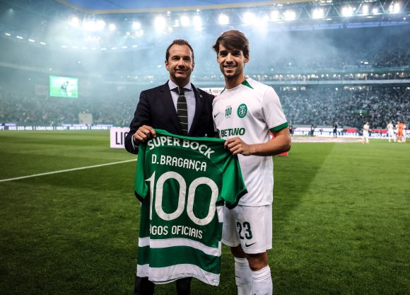 Daniel Bragança recebe camisola comemorativa dos 100 jogos pelo Sporting CP