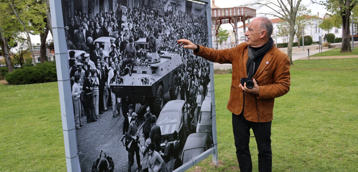Exposição “25 de Abril de 1974, Quinta-Feira” de Alfredo Cunha patente nas ruas de Santarém