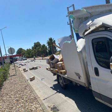 Acidente entre guindaste móvel e carrinha de encomendas na Zona Industrial