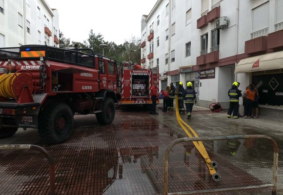 Incêndio destrói cozinha em habitação