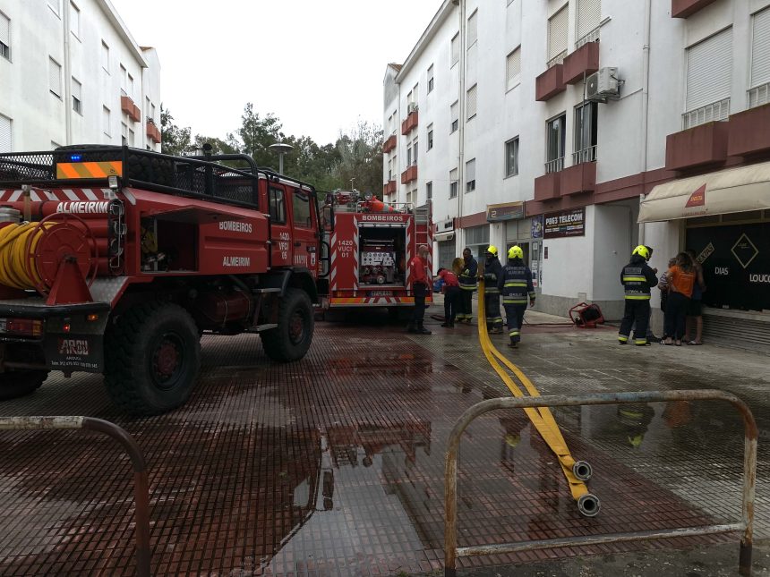 Incêndio destrói cozinha em habitação