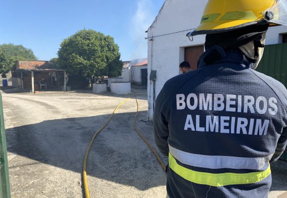 Incêndio consume palheiro em Fazendas de Almeirim