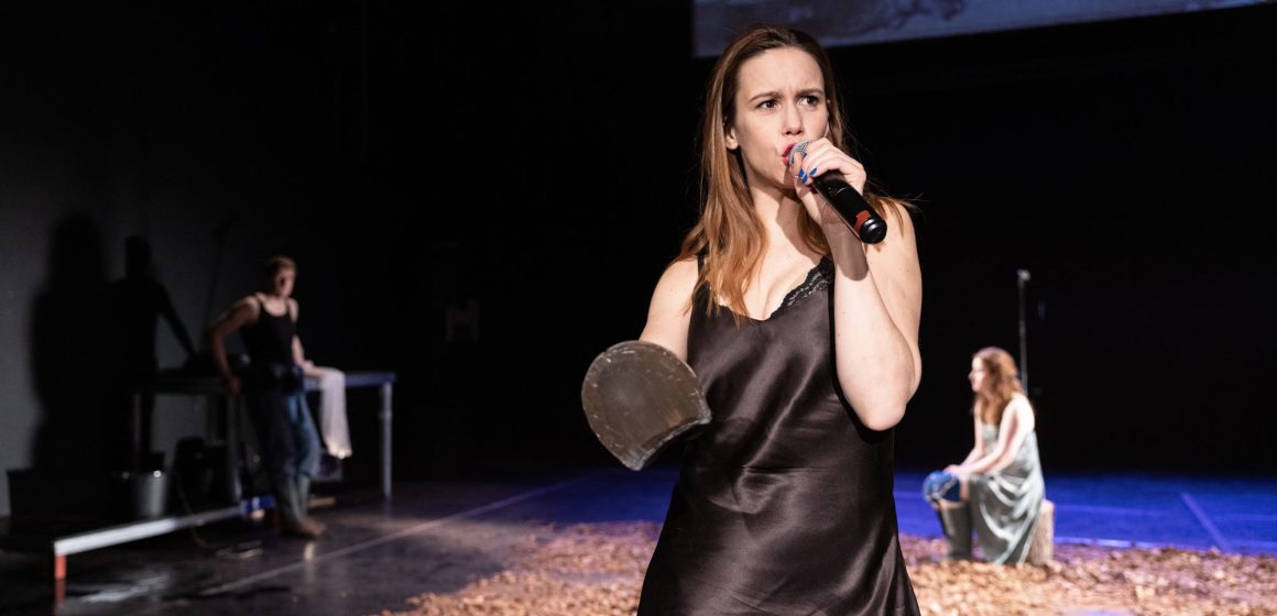‘Coisas Que Ardem Facilmente’ estreia no Teatro Sá da Bandeira