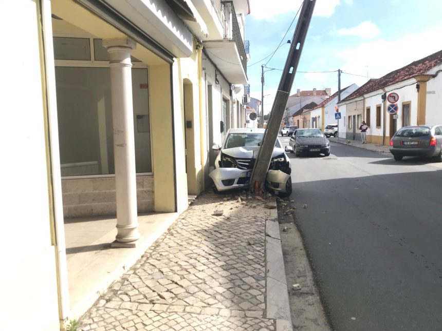 Muitos danos em acidente no centro de Almeirim