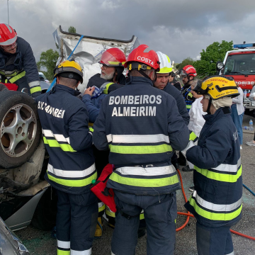 Bombeiros de Almeirim participam em simulacro de acidentes rodoviários na Escola Superior de Saúde de Santarém