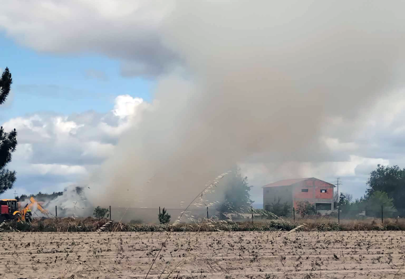 Incêndio em fardos de palha mobiliza dezenas de bombeiros