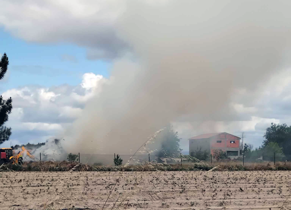Incêndio em fardos de palha mobiliza dezenas de bombeiros