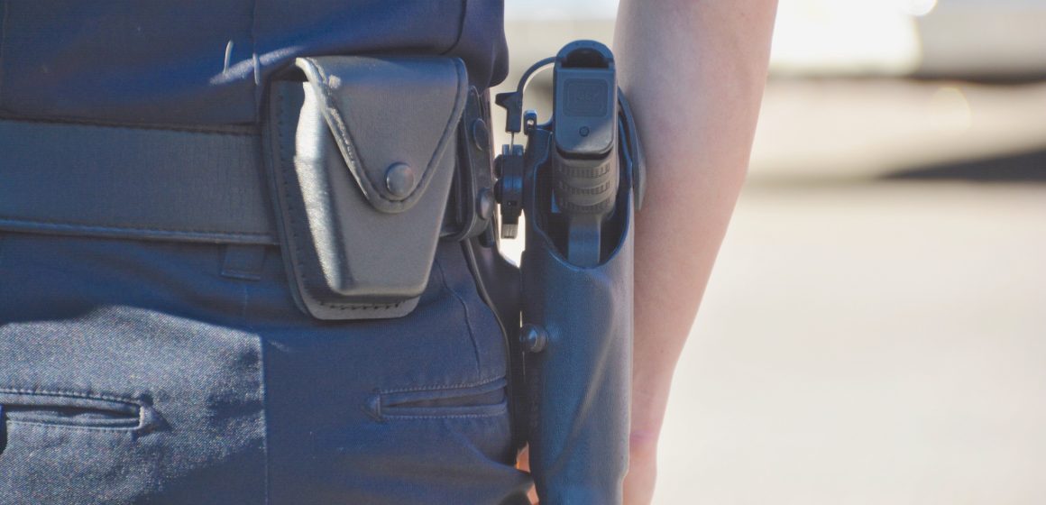 Pulseira eletrónica para suspeito de violência psicológica, física e sexual contra companheira