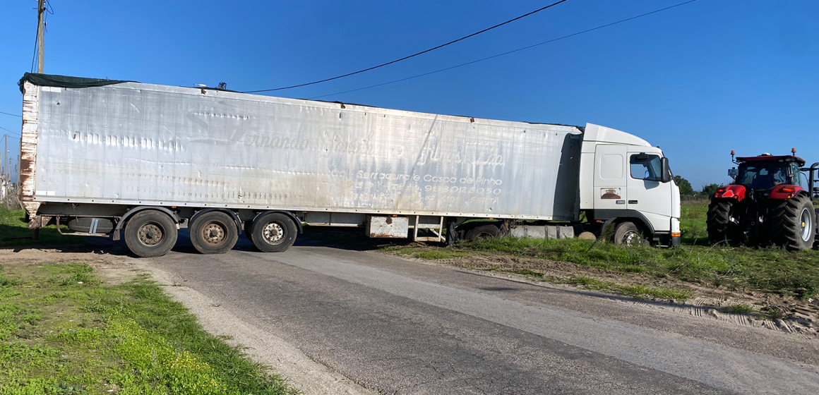 Camião imobilizado corta trânsito na estrada de Vale Barrocas