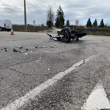 Colisão entre moto e carro provoca um ferido em Almeirim