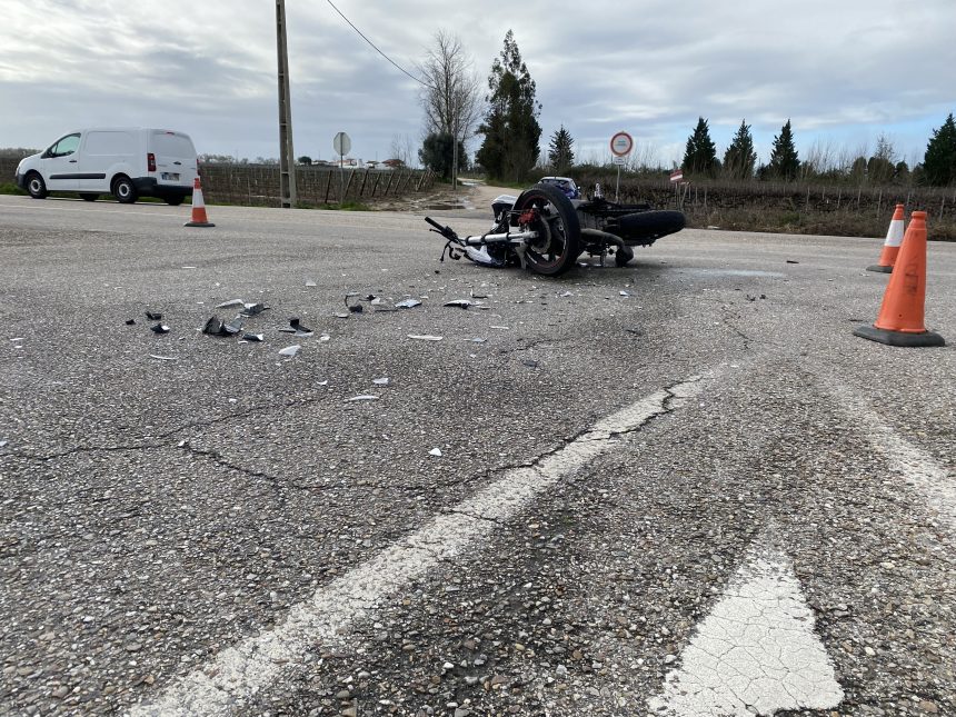 Colisão entre moto e carro provoca um ferido em Almeirim