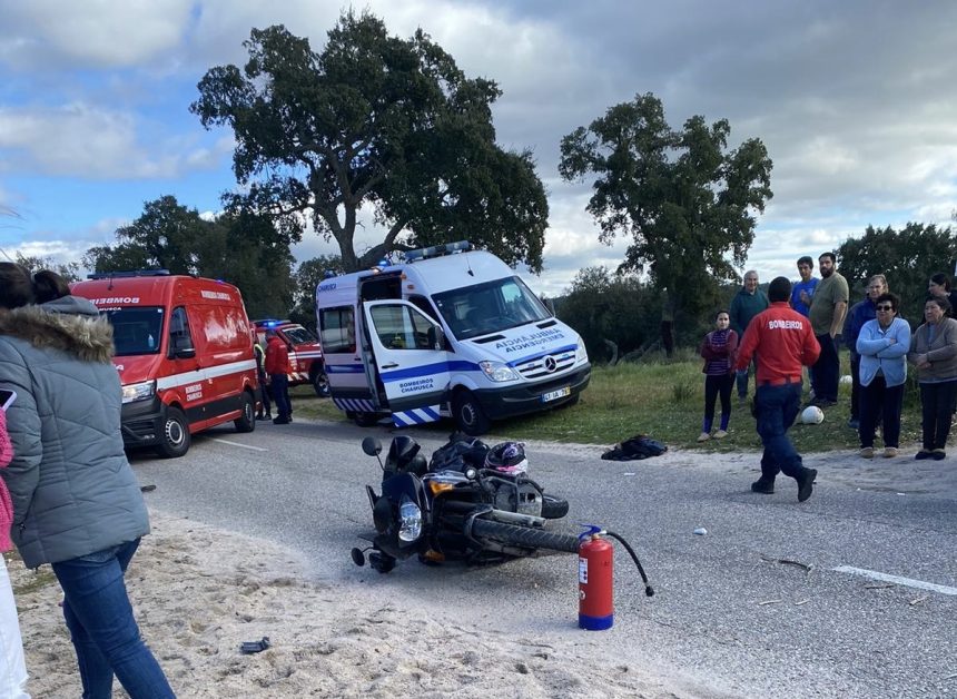 Colisão entre duas motos provoca dois feridos, um deles grave 