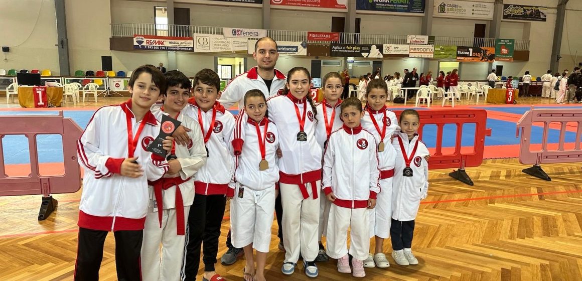 Centro de Karaté Shotokan de Benfica do Ribatejo com vários pódios em Almeirim e Alcabideche
