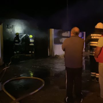 Carrinha arde à porta de habitação