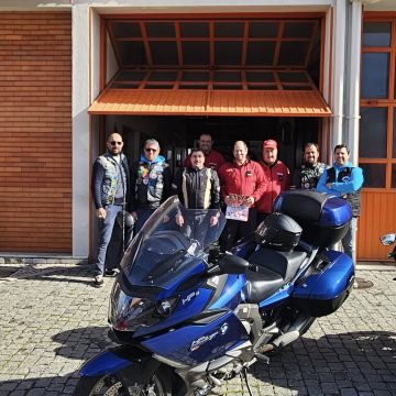 Grupo Motard As Velhinhas entrega donativo aos bombeiros