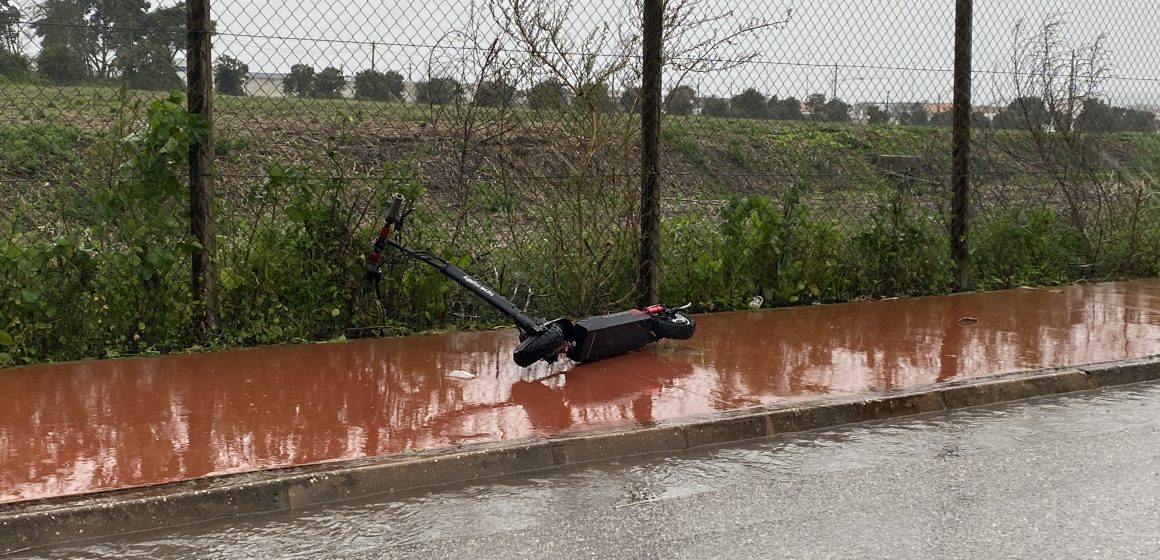 Jovem ferido com gravidade em colisão entre um veículo ligeiro e trotinete elétrica 