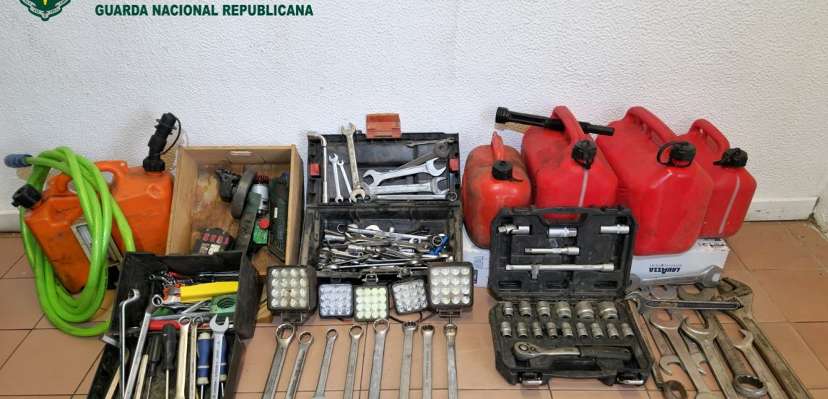 Cinco homens presos por roubos