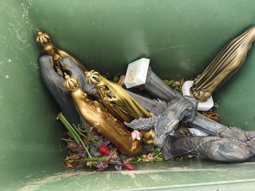 Cemitério de Fazendas de Almeirim vandalizado. Veja imagens dos danos