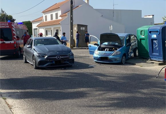 Colisão provoca quatro feridos em colisão em Fazendas de Almeirim