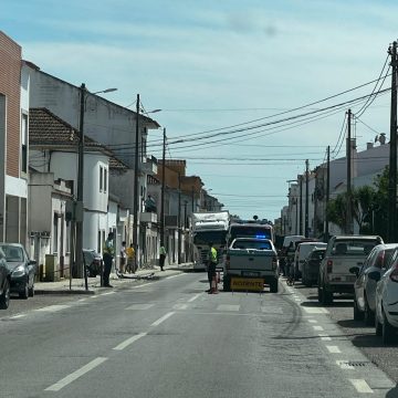 Colisão entre carro e moto provoca dois feridos, um deles grave, em Almeirim