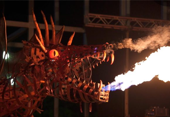 Dragão cuspidor de fogo promete espetáculo nas ruas de Santarém