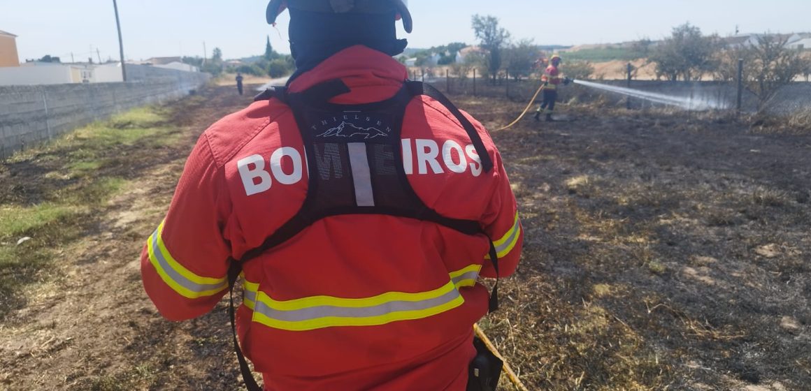 Trabalho com rebarbadora causa incêndio em Fazendas de Almeirim