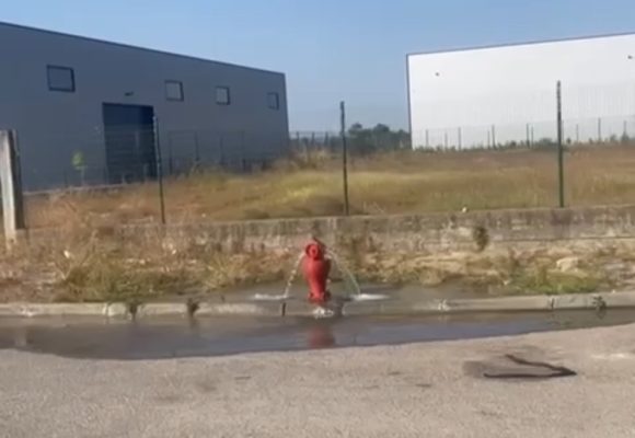 Boca de incêndio vandalizada: Milhares de litros de água desperdiçados