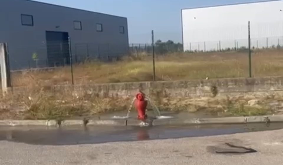 Boca de incêndio vandalizada: Milhares de litros de água desperdiçados