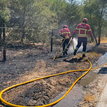 Descarga elétrica provoca incêndio junto ao Aterro da Raposa