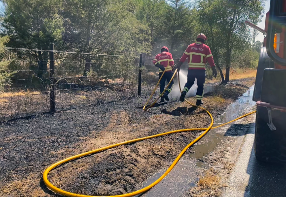 Descarga elétrica provoca incêndio junto ao Aterro da Raposa