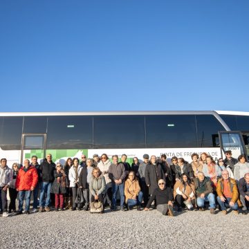 Idosos da Raposa visitam ruas floridas de Redondo