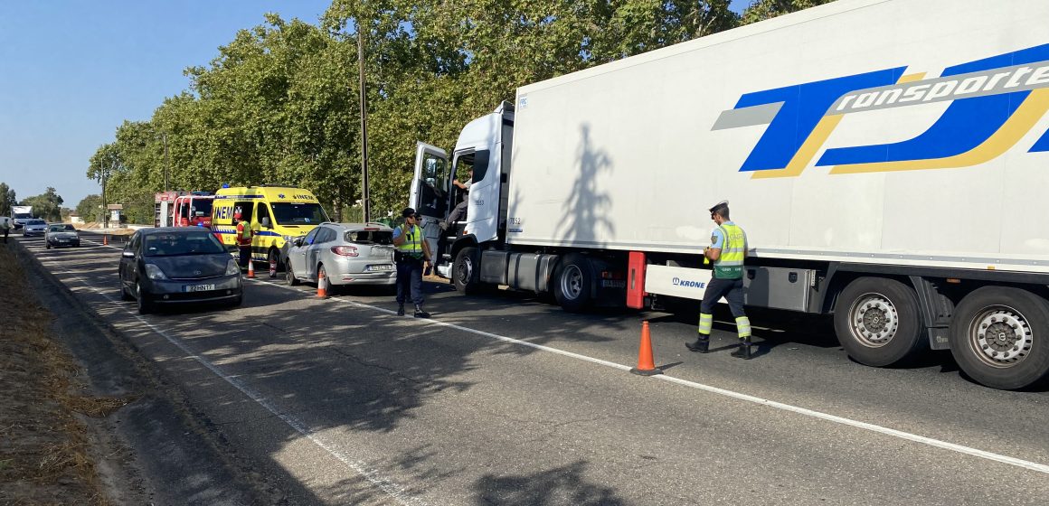 Acidente entre camião e carro provoca um ferido junto ao Casal Branco
