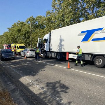 Acidente entre camião e carro provoca um ferido junto ao Casal Branco