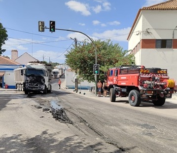 Acidente entre dois pesados que só param numa casa (c/fotos)