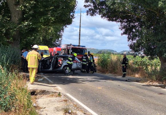 Acidente entre moto 4 e carro provoca cinco vítimas na EN 368 na Tapada