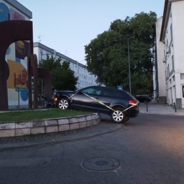 Embate contra rotunda e foge do local em Almeirim
